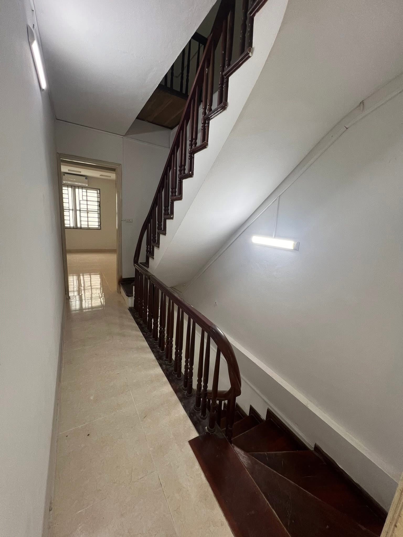 Cho thuê nhà ngõ ô tô Thái Hà, 3 tầng x 43m2, 3PN, 3 WC, 13.5 Triệu Spa, Nail, KD sạch, VP - Ảnh 3
